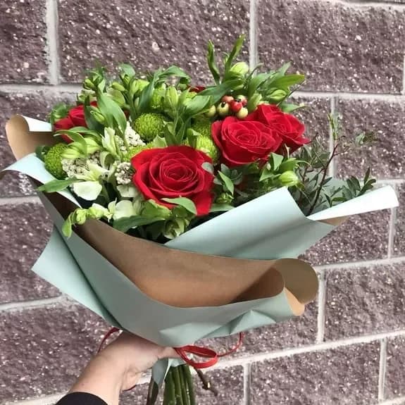 Bouquet de roses et d'alstroemères ' Charmant '