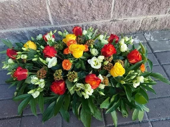 Composition de roses et d'eustomas