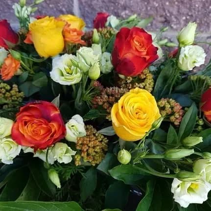 Composition de roses et d'eustomas