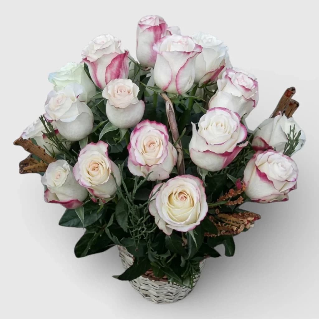 Composition florale dans un panier ' 25 roses blanches '
