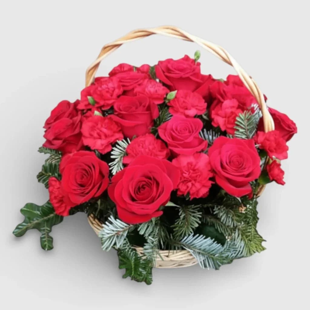 Композиция из роз и гвоздик в корзине