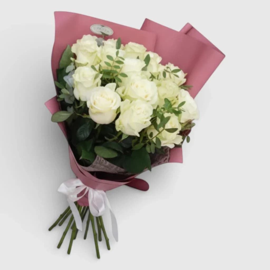 Bouquet de 15 roses blanches avec eucalyptus