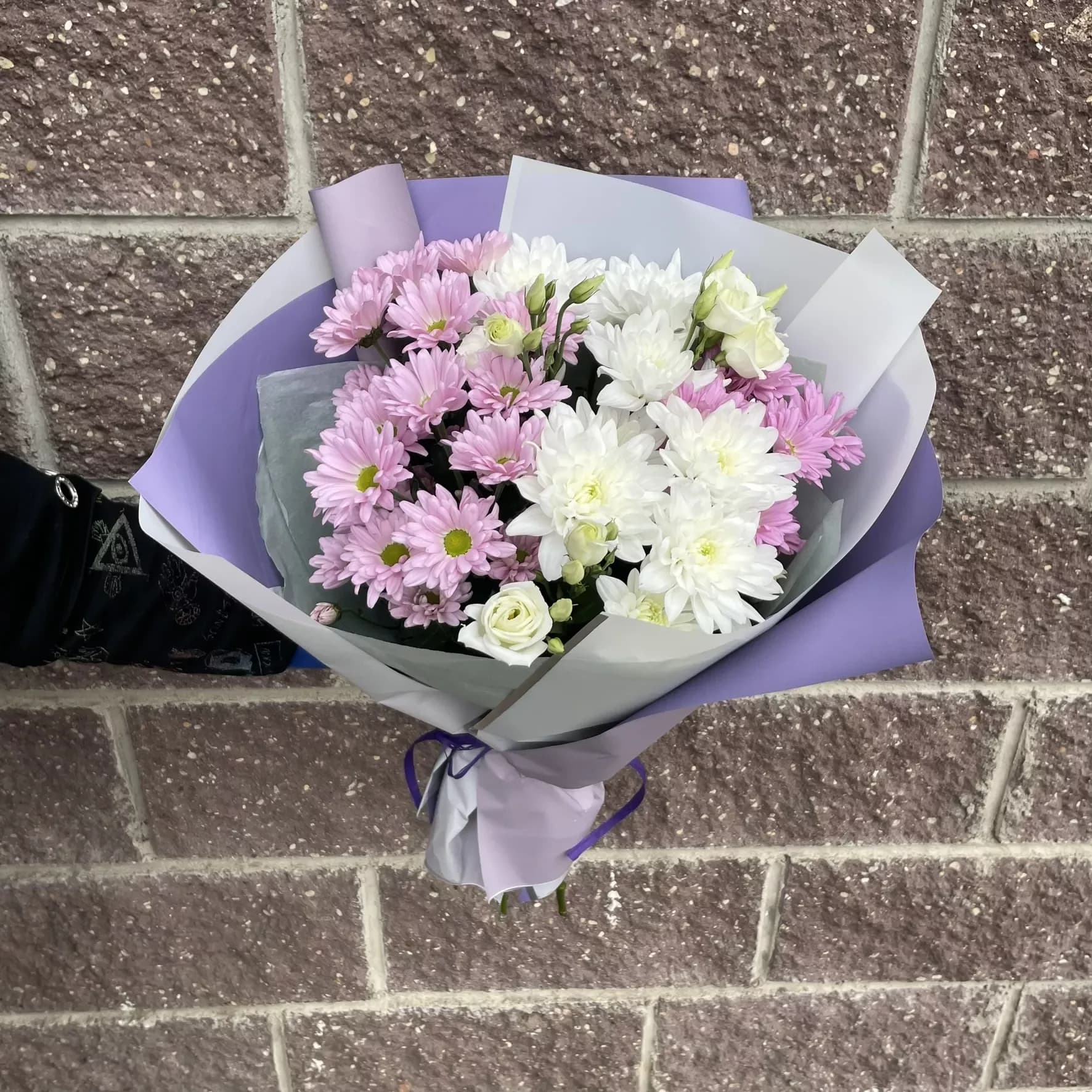 Un bouquet de chrysanthèmes et d'eustomas
