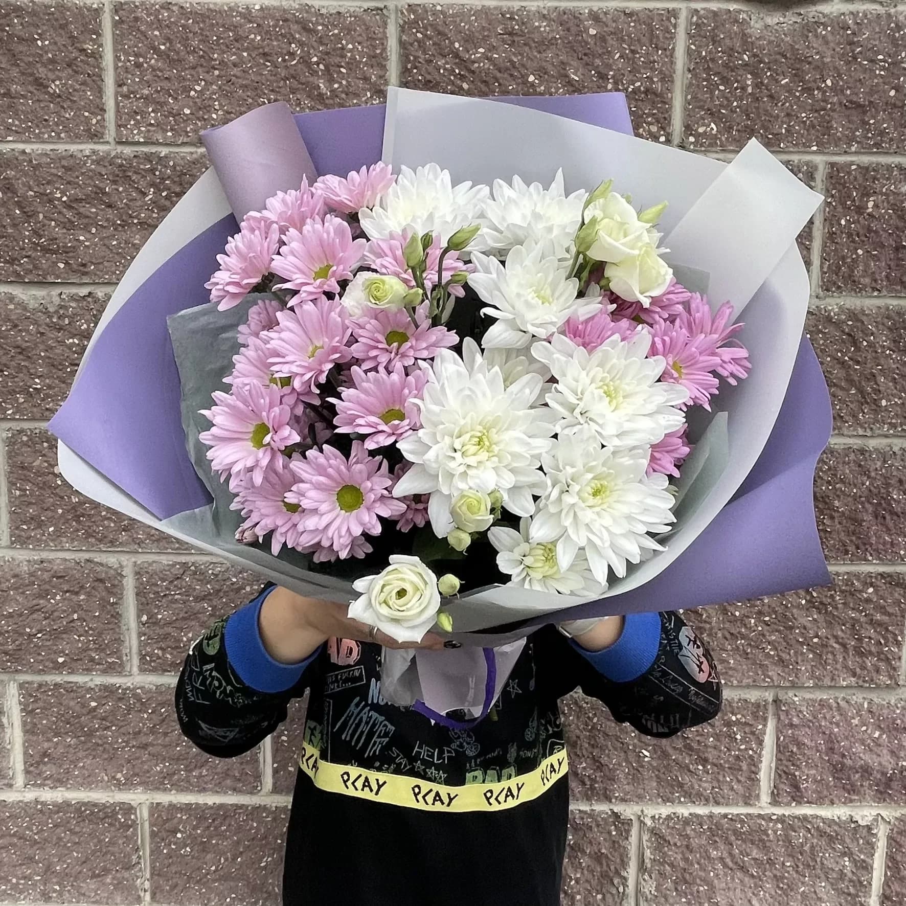 Un bouquet de chrysanthèmes et d'eustomas