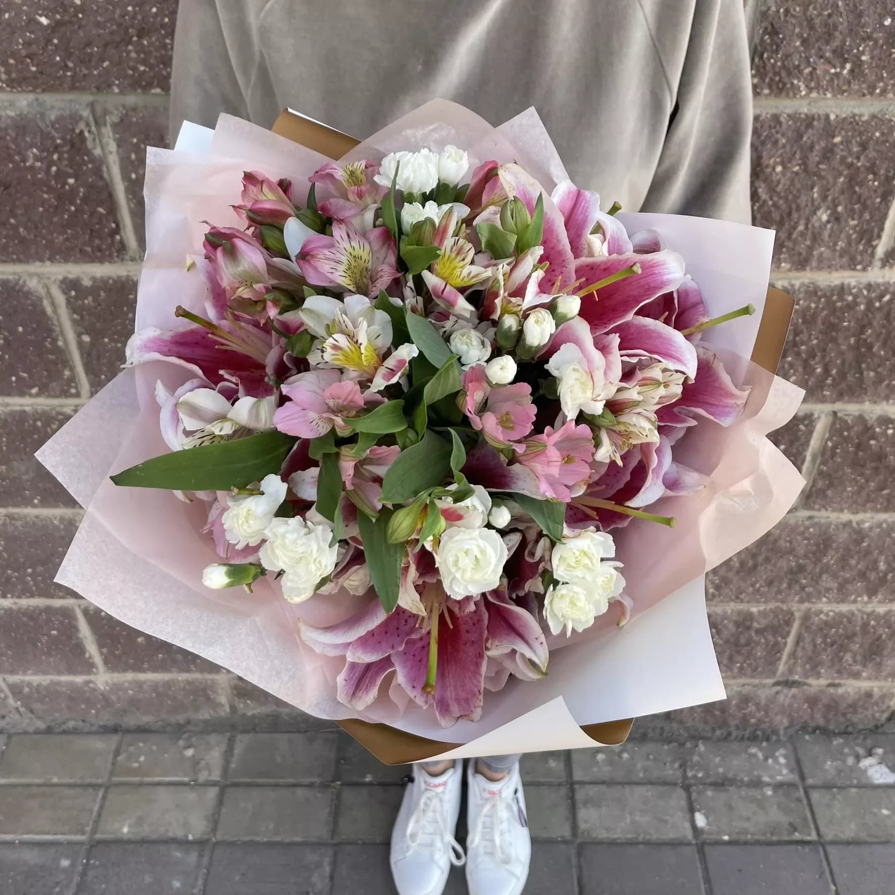 Un bouquet de lys roses, de œillets et d'alstroemères
