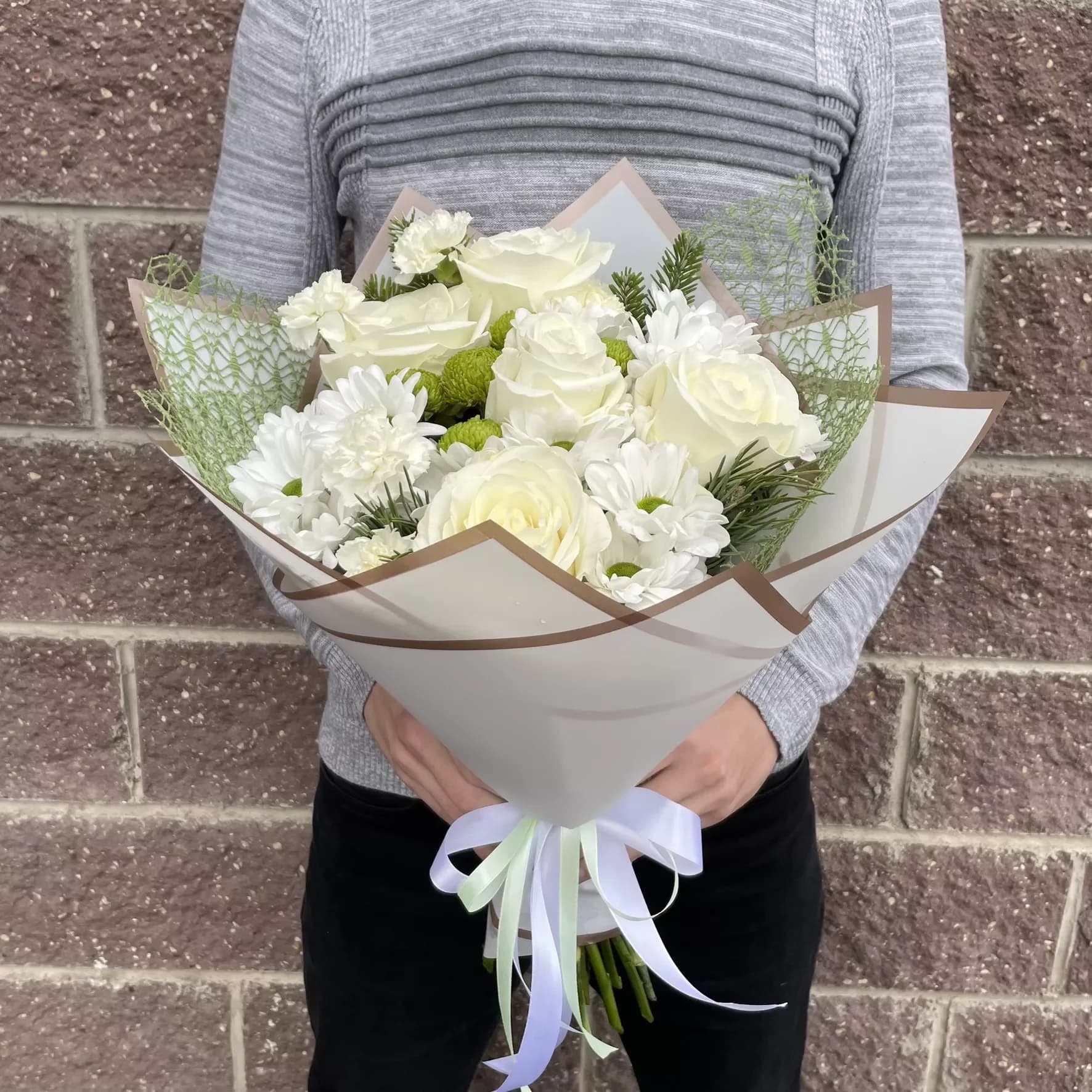 Un bouquet délicat de roses et de chrysanthèmes aux tons blancs