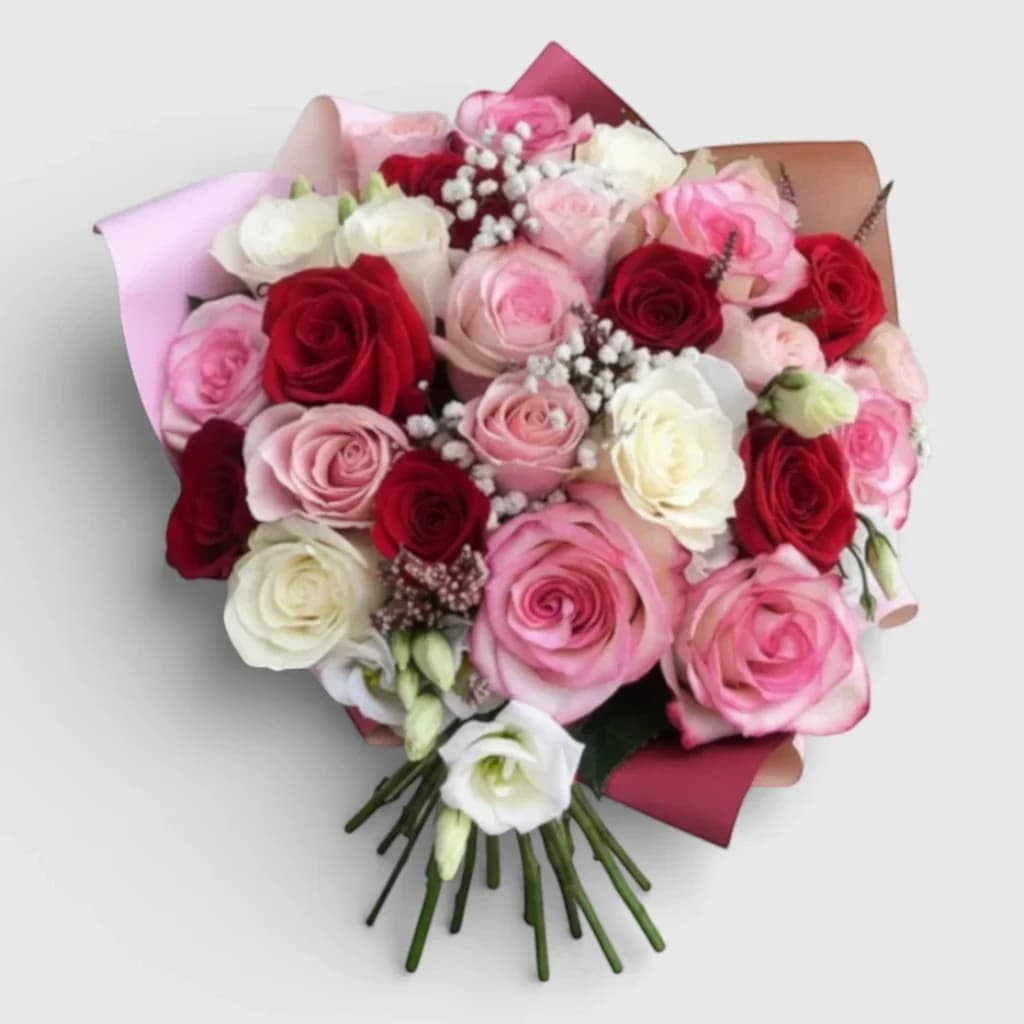 Un bouquet de roses rouges, roses et blanches