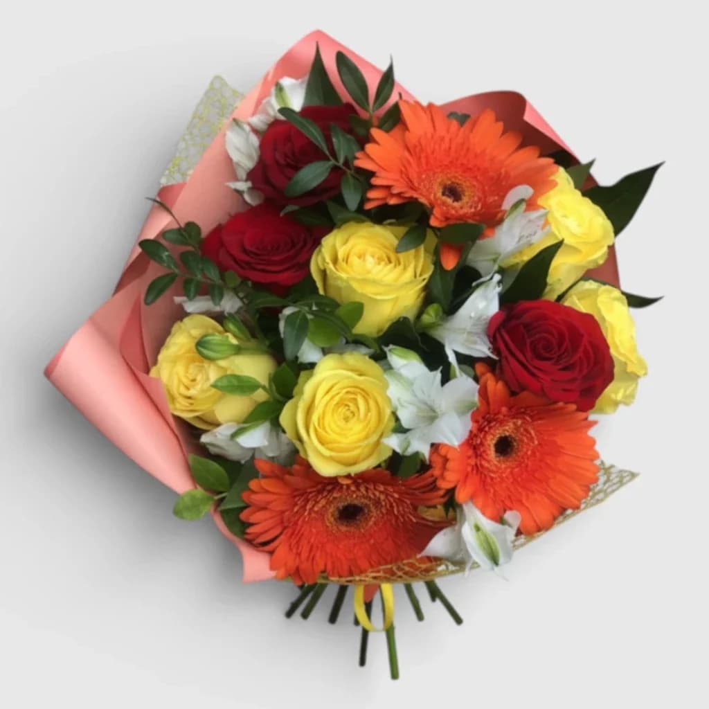 Un bouquet de roses, de gerberas et d'alstroemères