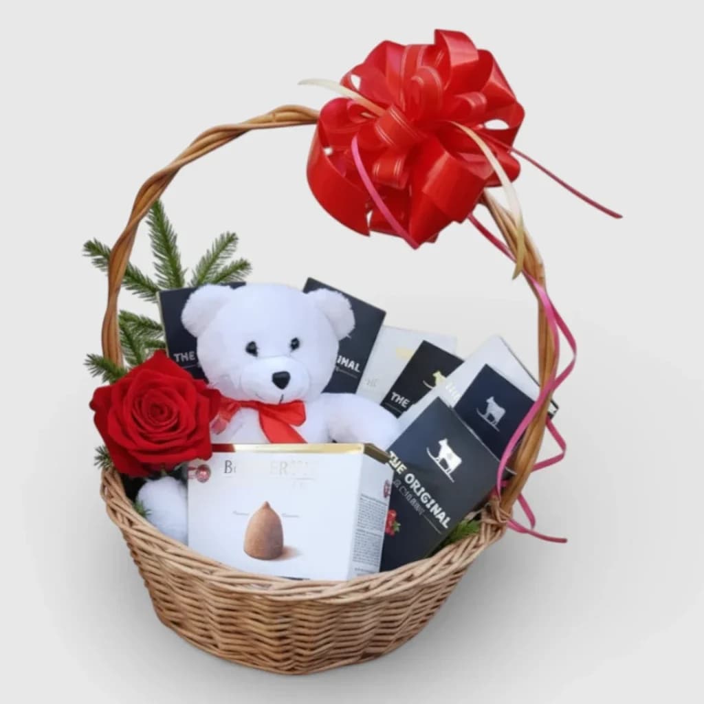 Assortiment de chocolats avec un ourson et une rose