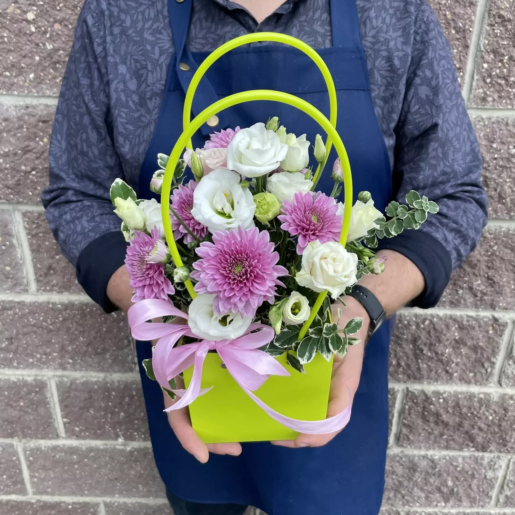Les fleurs dans le sac à main