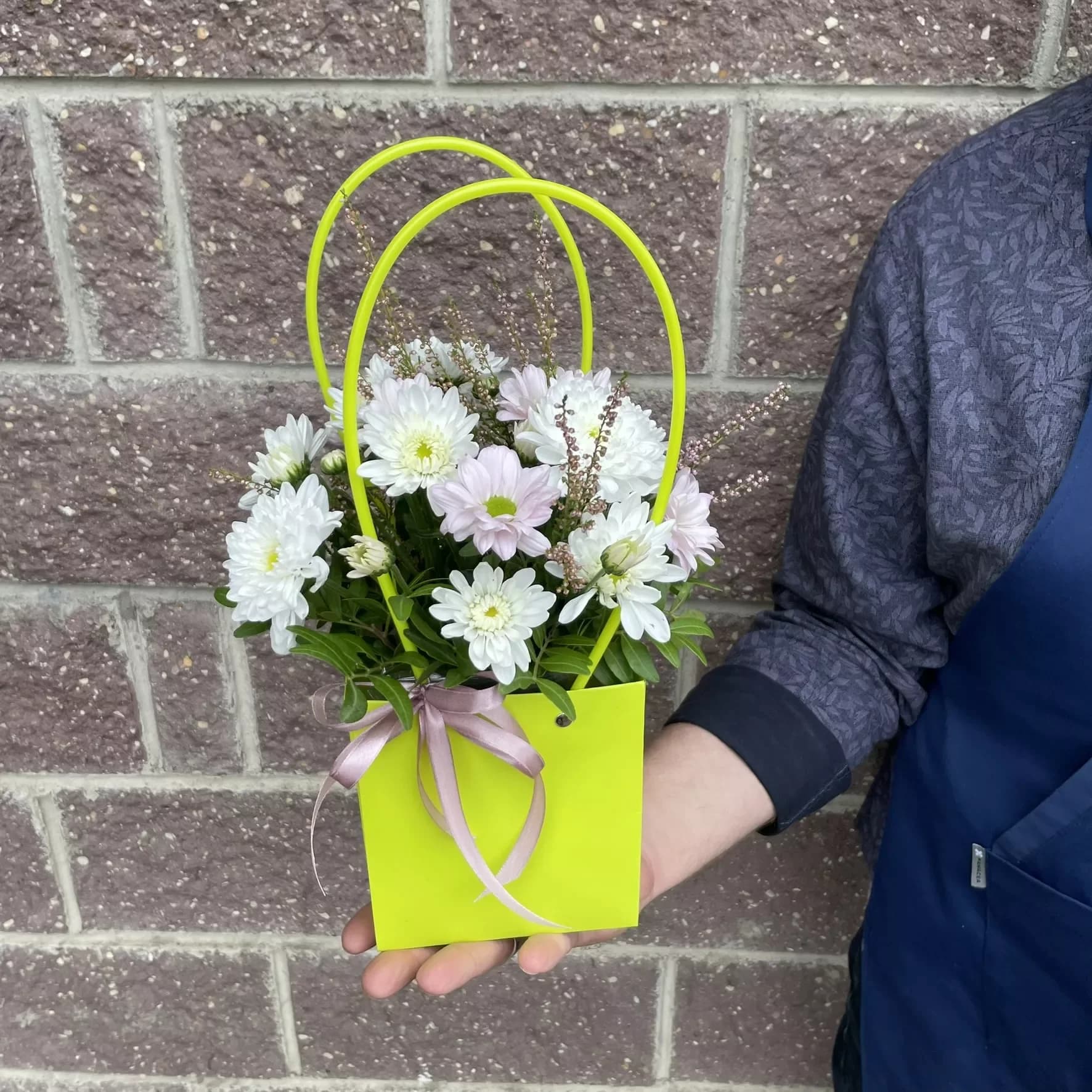 Les fleurs dans le sac à main
