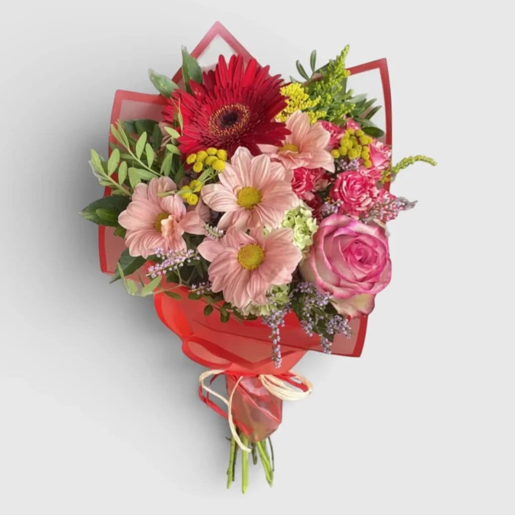 Un bouquet de chrysanthèmes, de roses, de gerberas