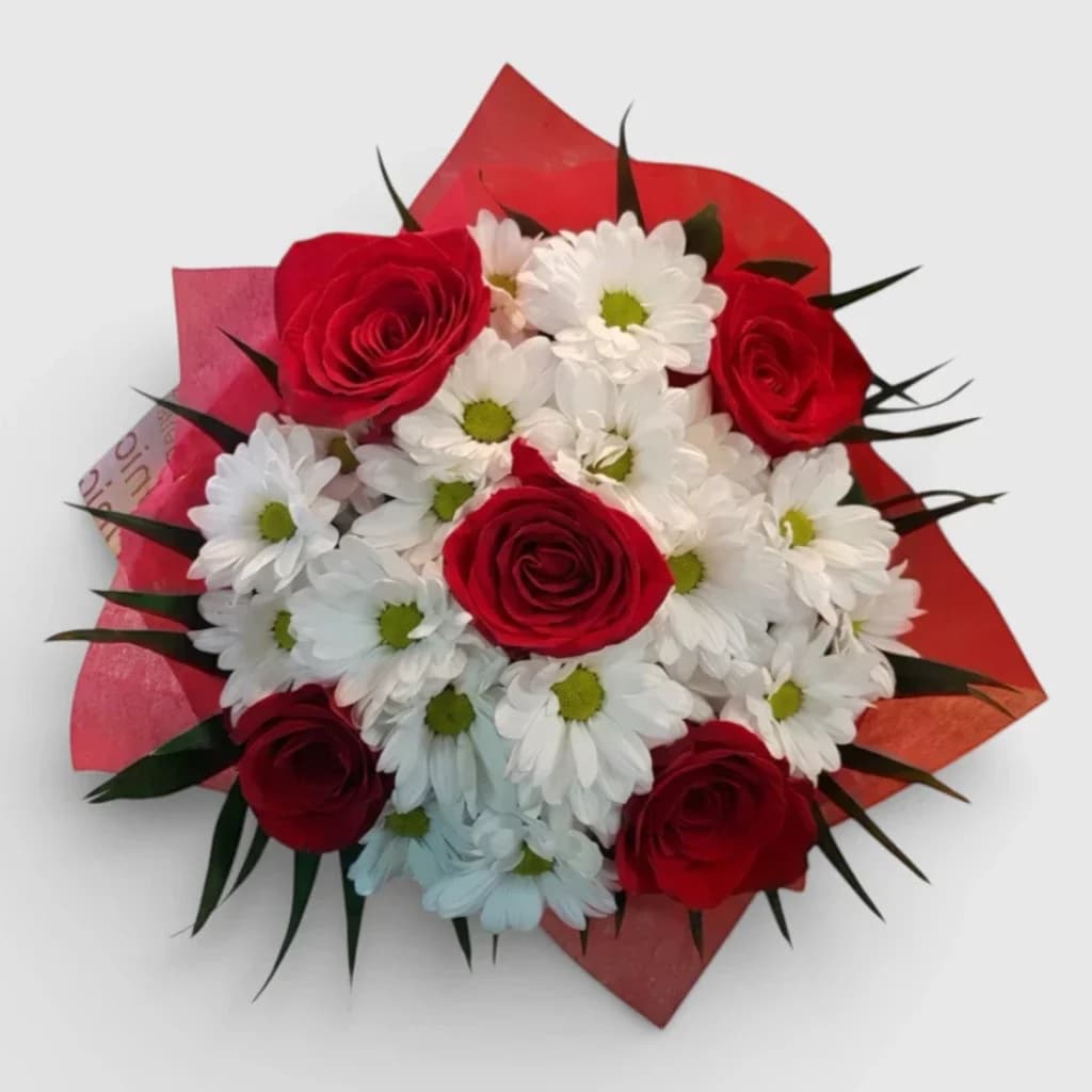 Un bouquet de roses rouges et de chrysanthèmes blancs