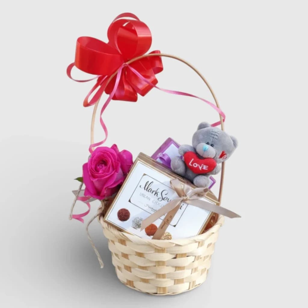 Un panier sucré avec une rose et un ours en peluche