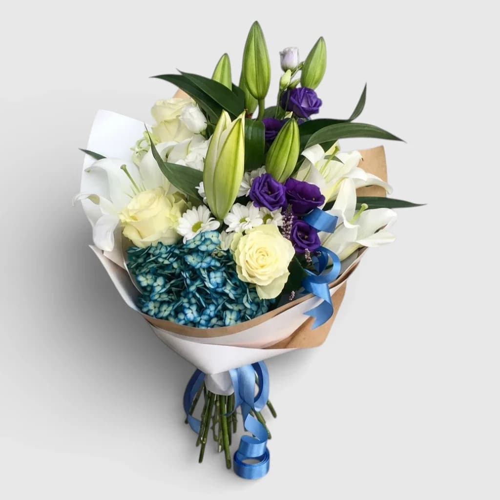 Un bouquet de roses, de lys, d'eustomas