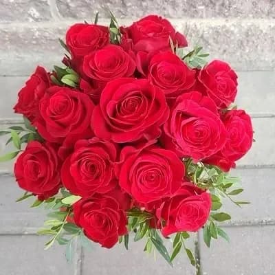 Des roses rouges dans une boîte