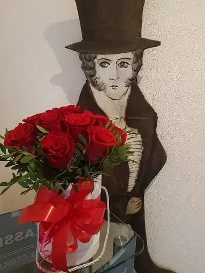 Des roses rouges dans une boîte