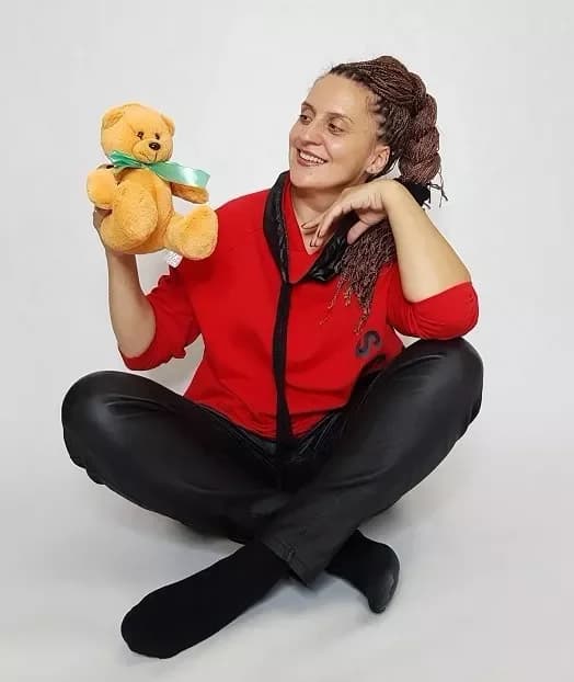 Ours en peluche avec un nœud, marron clair