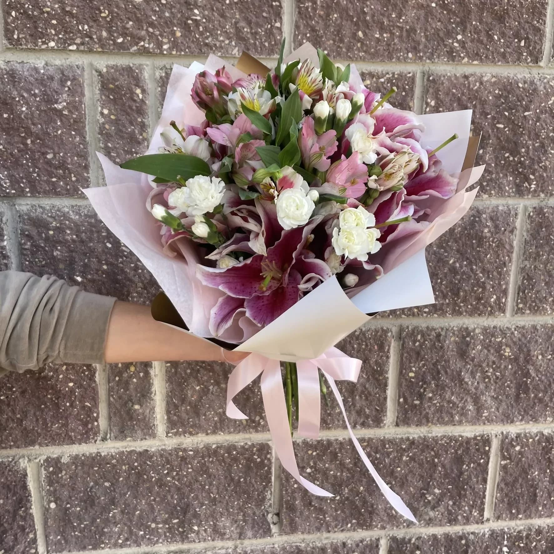 Un bouquet de lys roses, de œillets et d'alstroemères