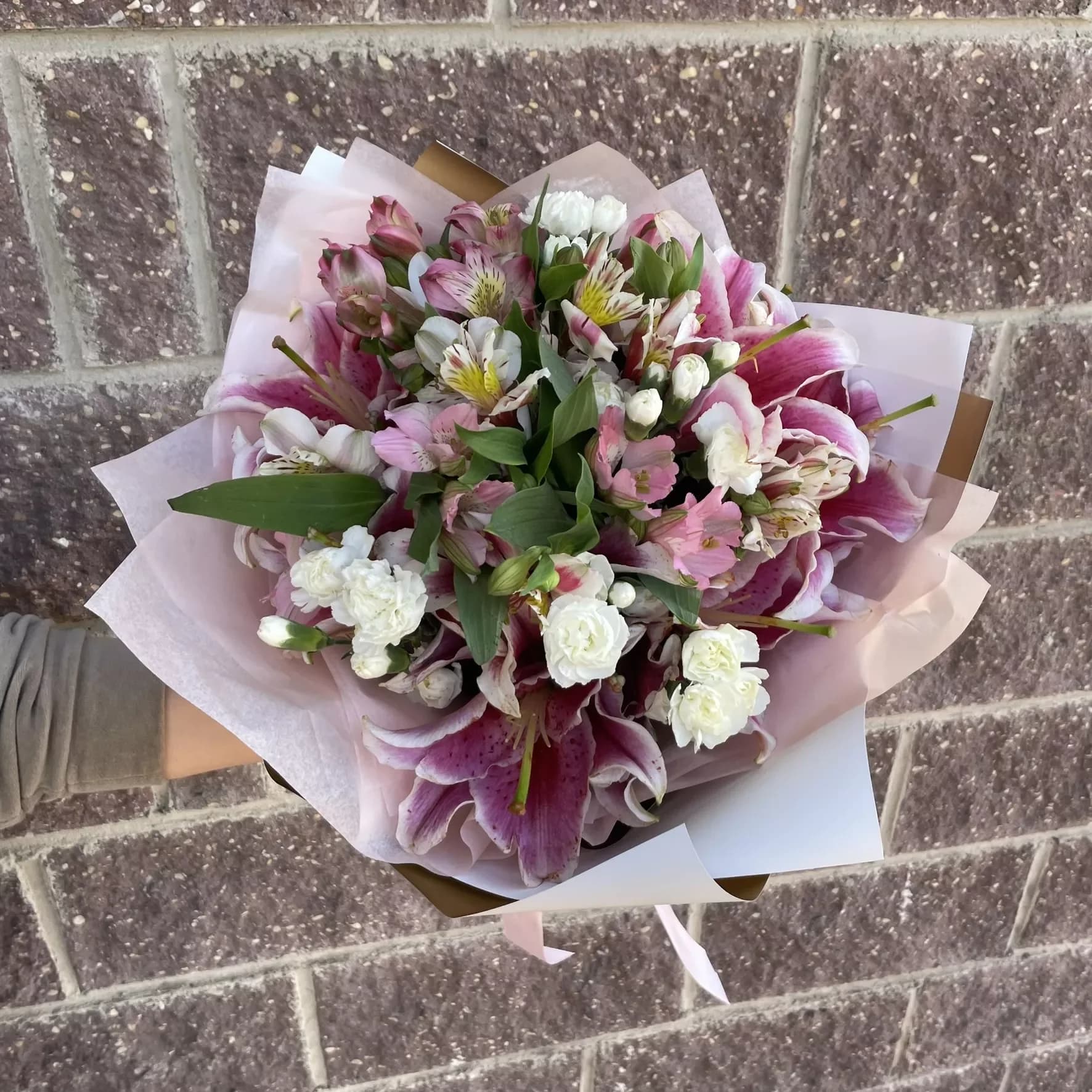 Un bouquet de lys roses, de œillets et d'alstroemères