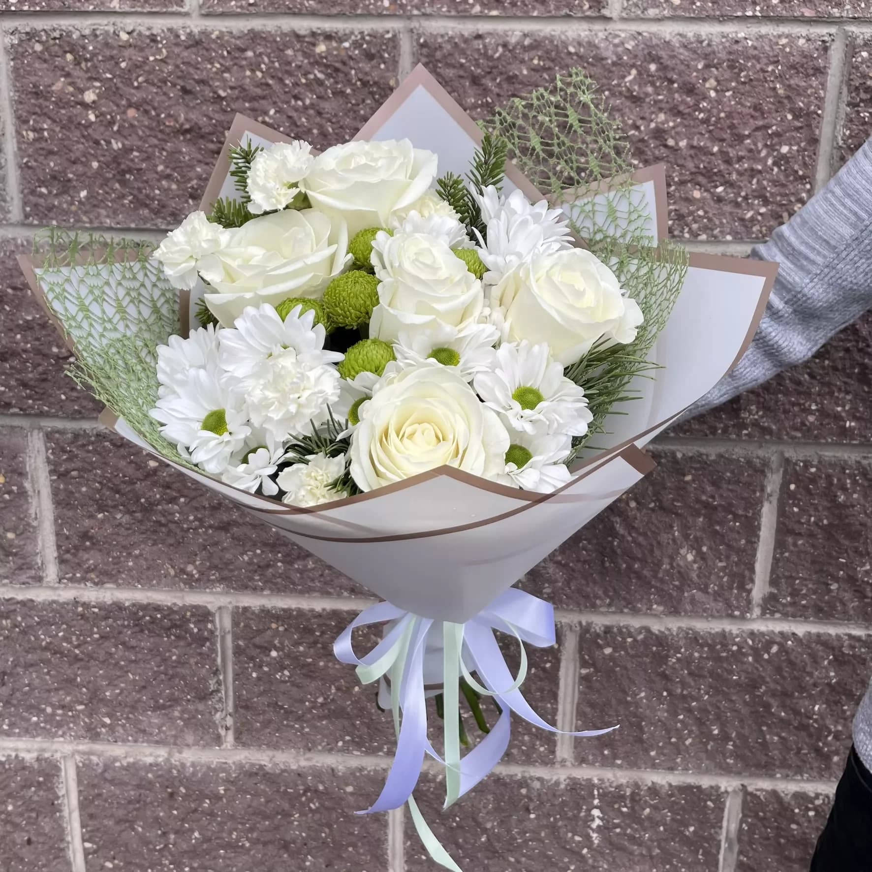 Un bouquet délicat de roses et de chrysanthèmes aux tons blancs
